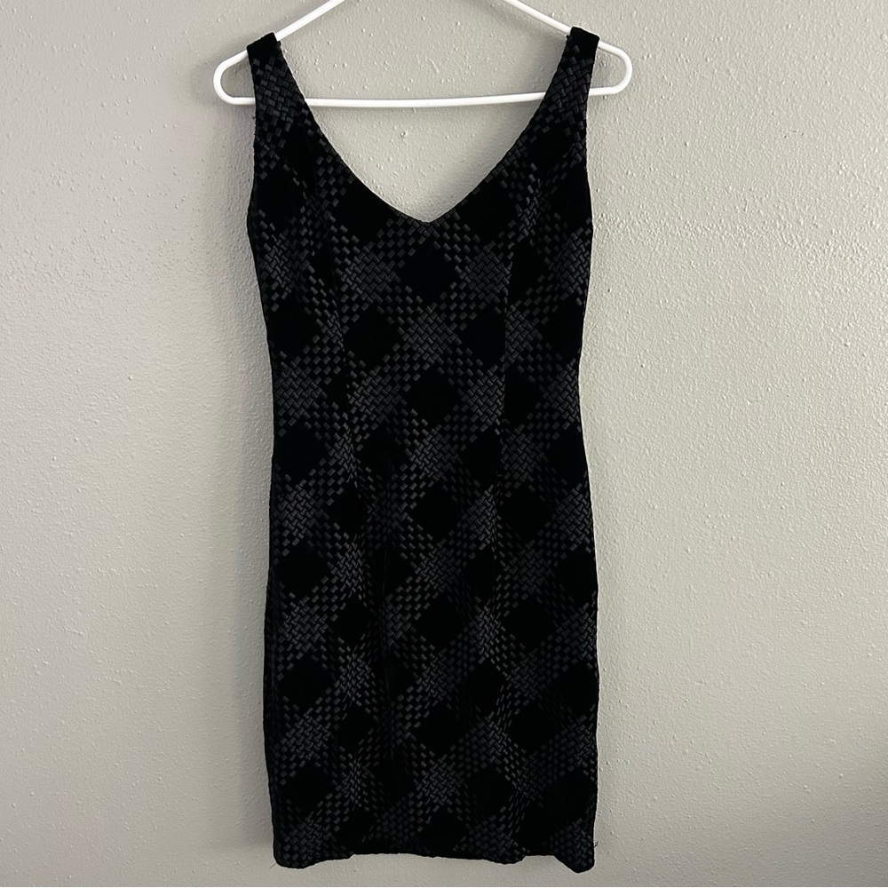 Peggy Jennings Black Velvet Embroidered Sheath Dress Size 6? Scoop Back Cocktail